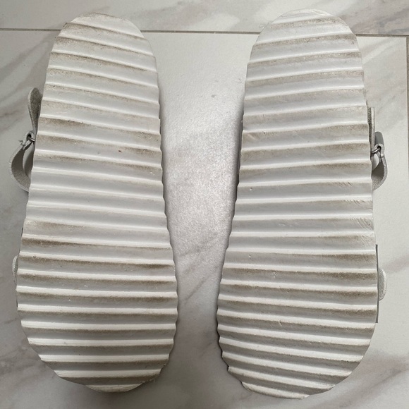 Old Navy youth sandals - Picture 3 of 4